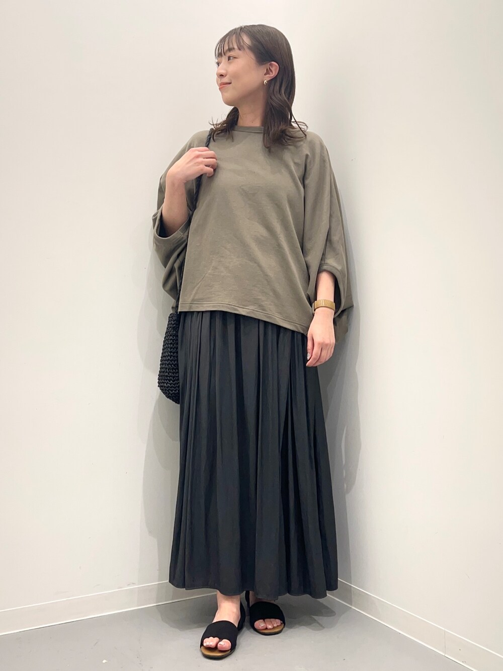 グリーン系のTシャツ/カットソー、ブラック系のその他パンツ、ブラック系のサンダルを着用したレディースの夏コーディネートの5枚目の写真