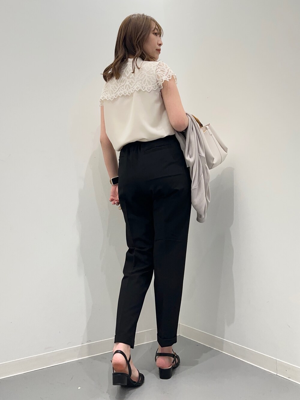 グレー系のカーディガン/ボレロ、ホワイト系のシャツ/ブラウス、ブラック系のその他パンツを着用したレディースの春コーディネートの6枚目の写真