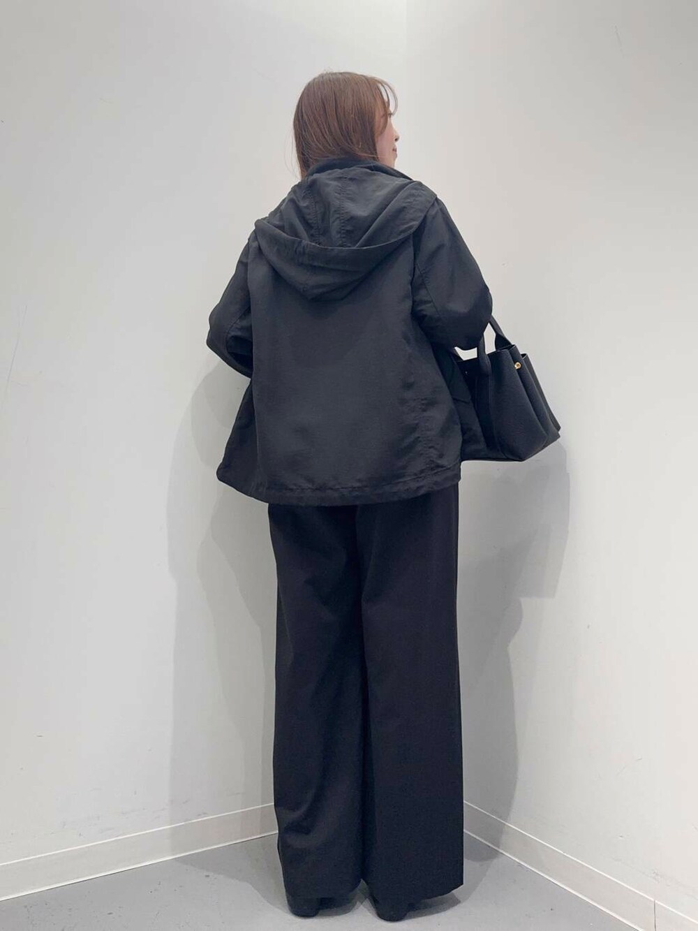 ブラック系のローファー、ベージュ系のTシャツ/カットソー、ブラック系のトートバッグを着用したレディースの春コーディネートの4枚目の写真