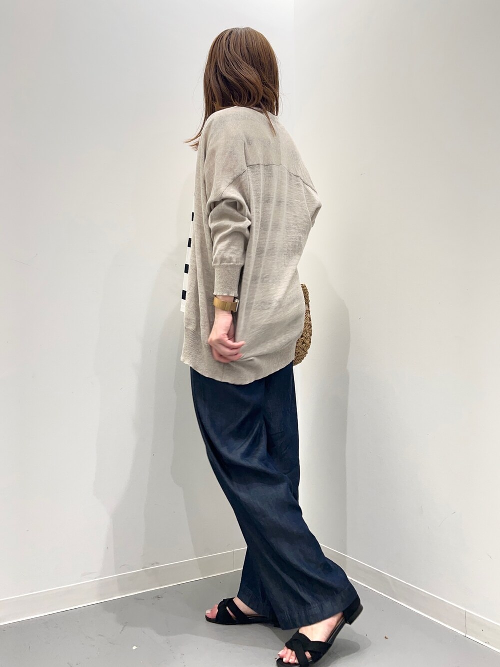 ブルー系のその他パンツ、ブルー系のTシャツ/カットソー、ベージュ系のカーディガン/ボレロを着用したレディースの春コーディネートの3枚目の写真