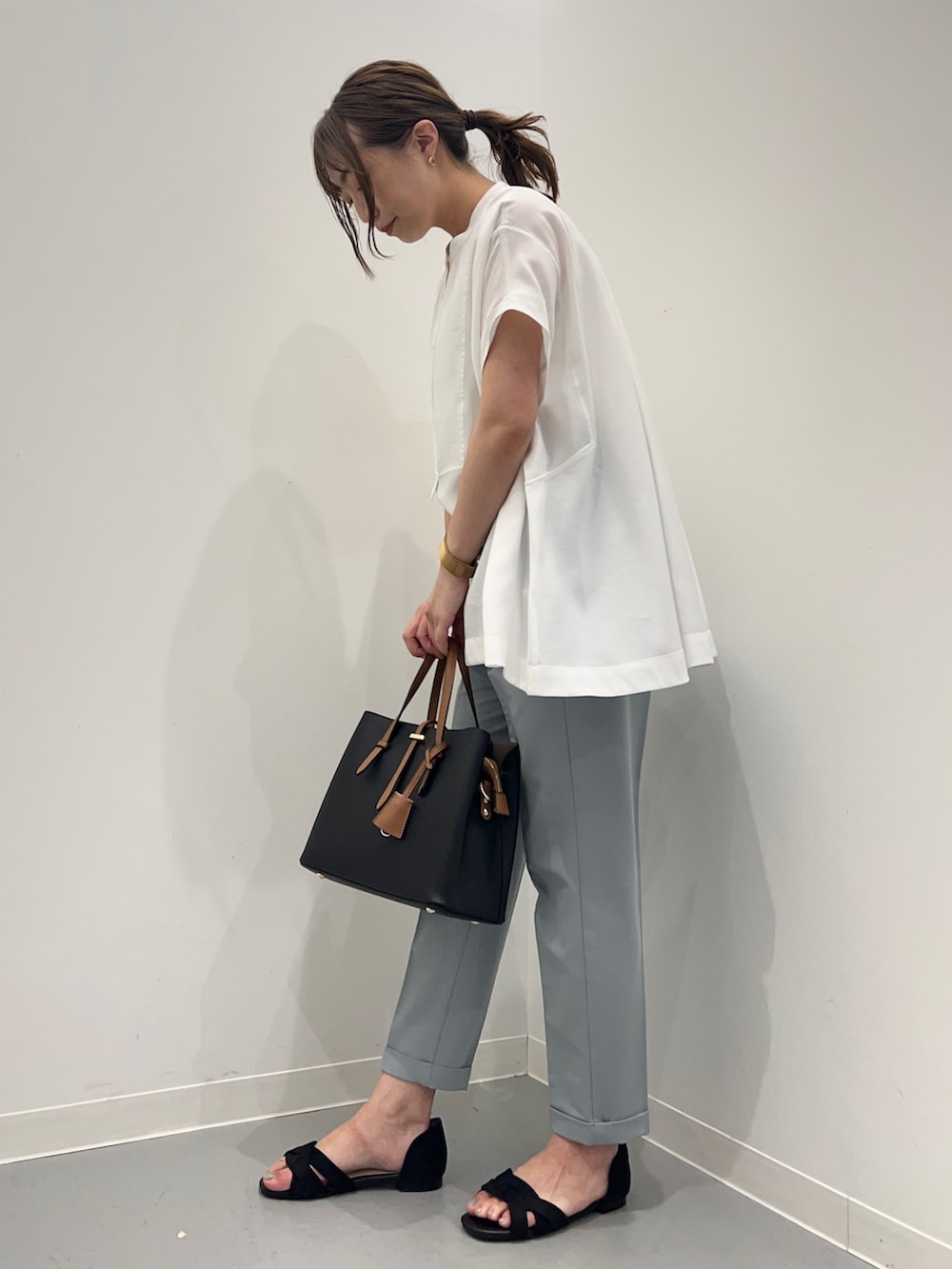 ホワイト系のシャツ/ブラウス、ブルー系のその他パンツ、ブラック系のサンダルを着用したレディースの夏コーディネートの3枚目の写真