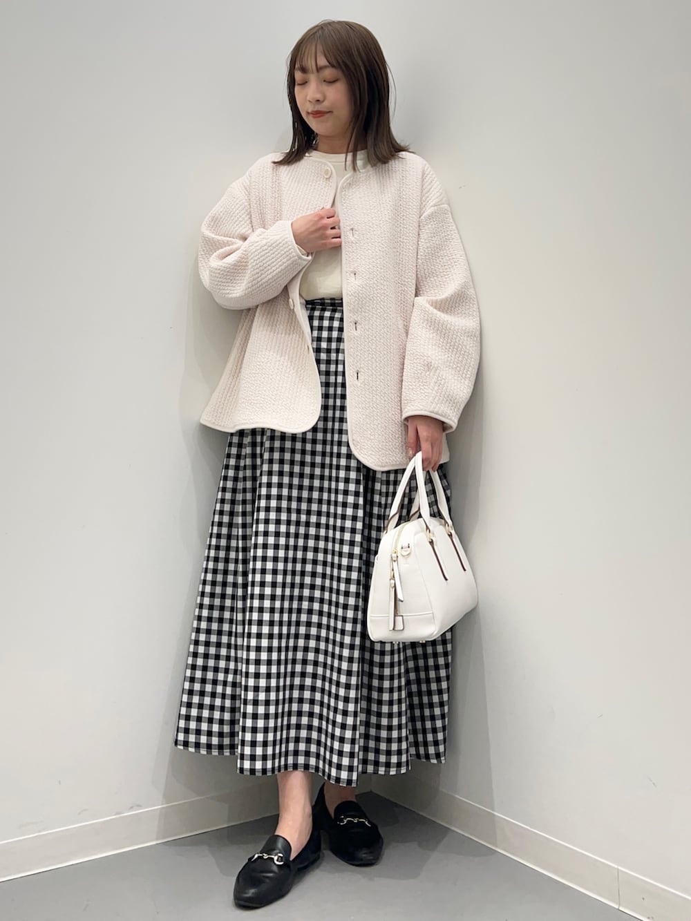 その他のスカート、ホワイト系のノーカラージャケット、ホワイト系のニット/セーターを着用したレディースの春コーディネートの2枚目の写真