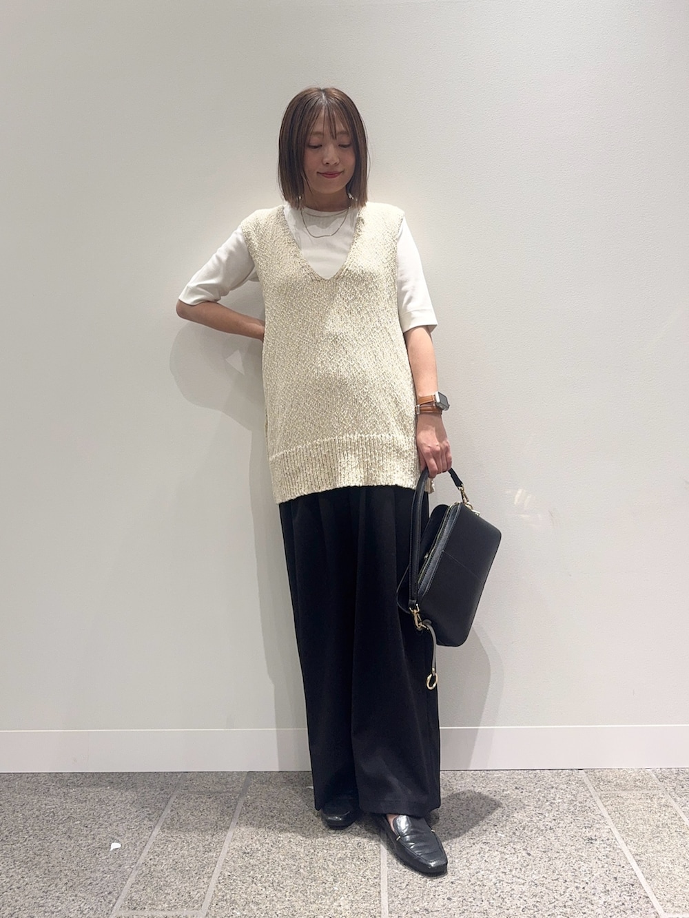 「秋服準備はじめました、レイヤードスタイル、ニットベスト、初秋のパンツスタイル、urstore、低身長コーデ、低身長、154cm、154cmコーデ」｜「URBAN RESEARCH DOORSのコットンブークレ深Vベスト（ベスト、ベージュ系）」を使った、maikoさん（レディース・154cm）の秋コーディネートの2枚目の写真