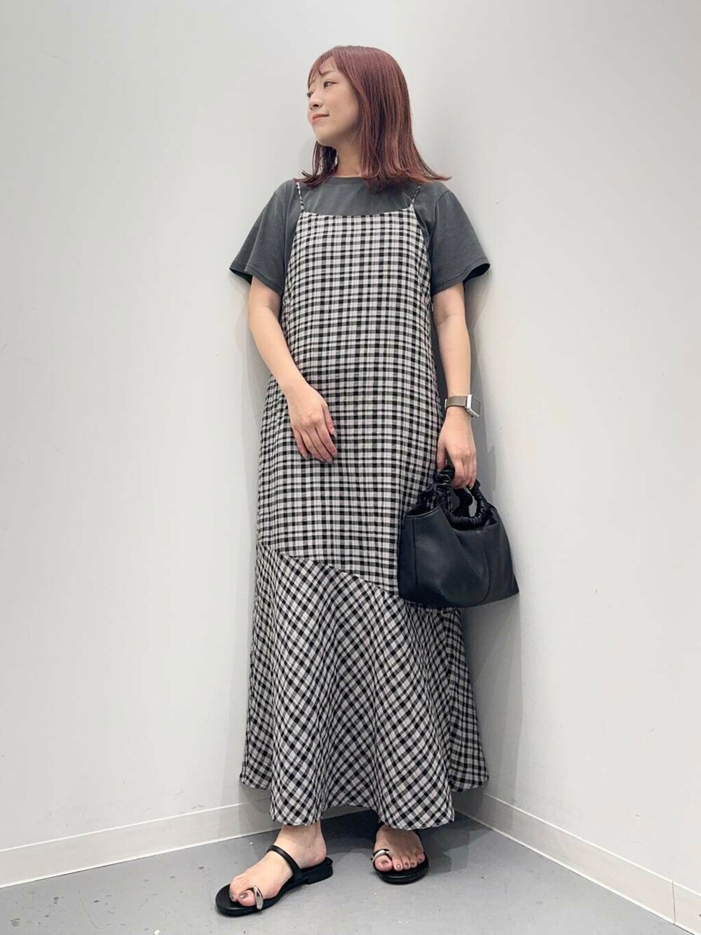 ブラック系のショルダーバッグ、ブラック系のサンダル、ブラック系のワンピースを着用したレディースの夏コーディネートの4枚目の写真