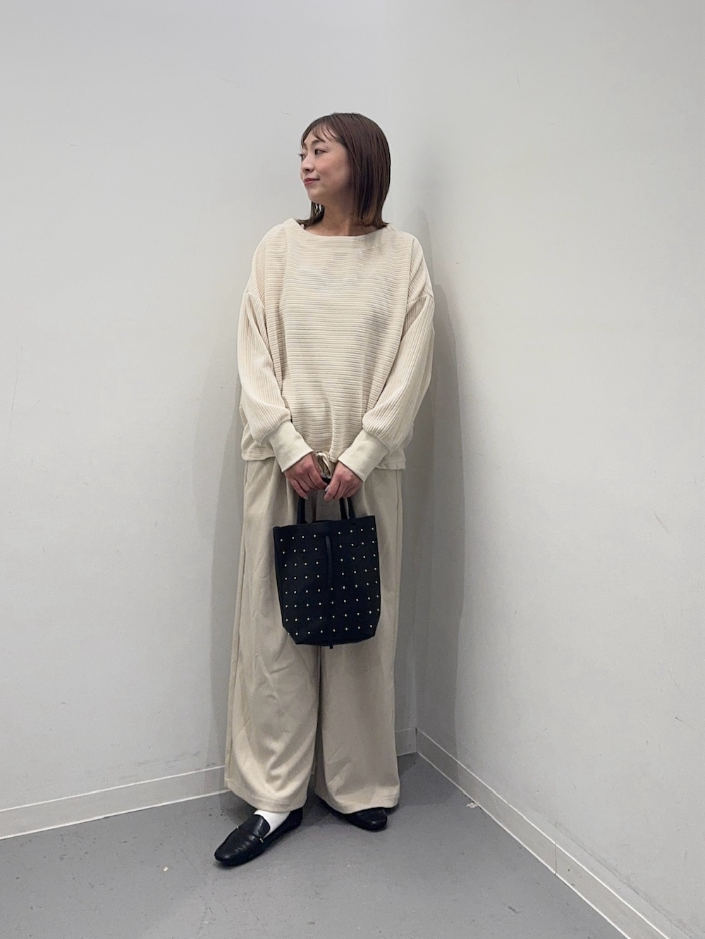 ホワイト系のTシャツ/カットソー、ホワイト系のその他パンツ、ブラック系のトートバッグを着用したレディースの冬コーディネートの4枚目の写真