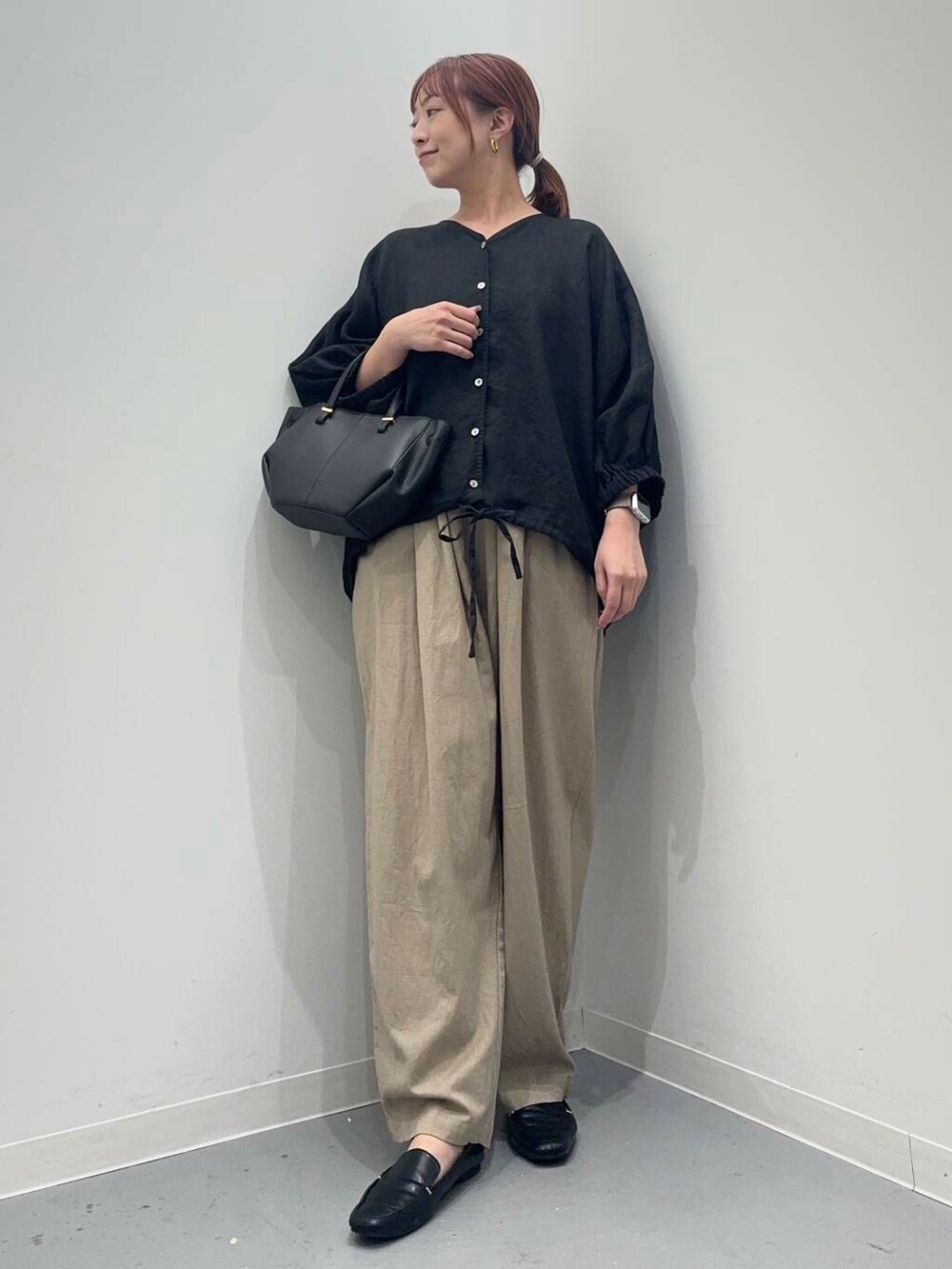 ブラック系のローファー、ブラック系のシャツ/ブラウス、ブラック系のショルダーバッグを着用したレディースの夏コーディネートの2枚目の写真