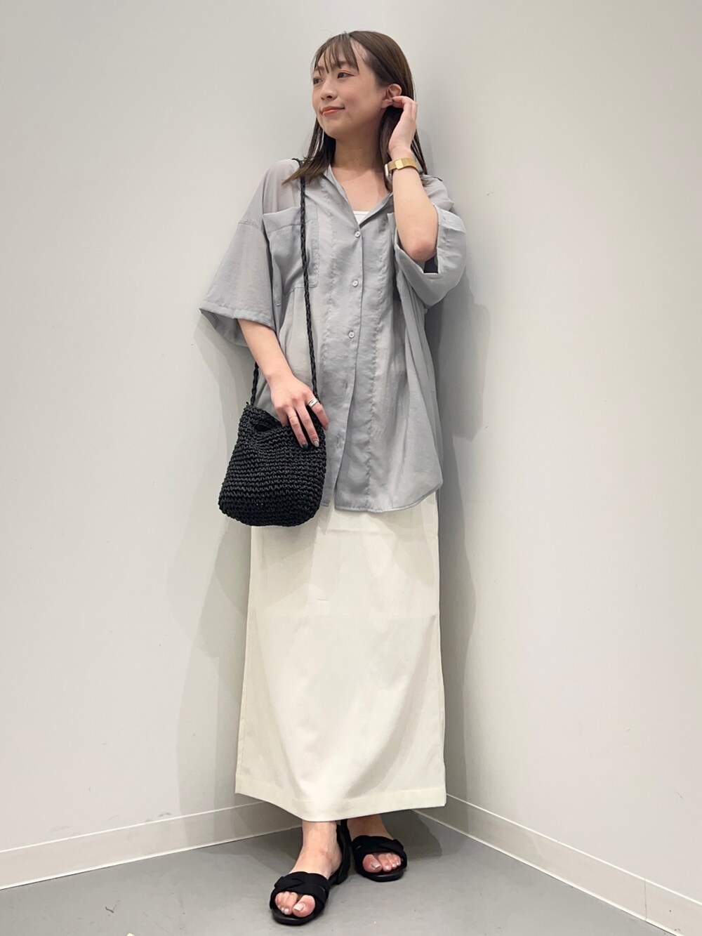 グレー系のシャツ/ブラウス、ホワイト系のスカート、ブラック系のサンダルを着用したレディースの夏コーディネートの5枚目の写真