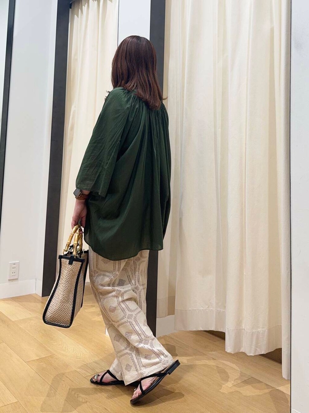 グリーン系のシャツ/ブラウス、ベージュ系のその他パンツ、ブラック系のショルダーバッグを着用したレディースの夏コーディネートの5枚目の写真