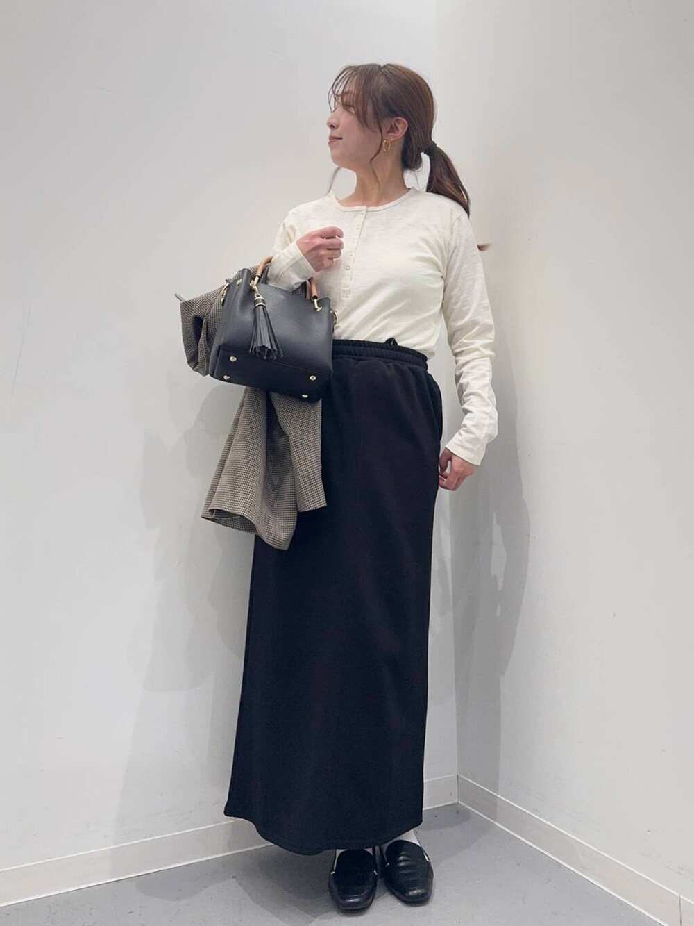 「シンプルコーデ、低身長、newarrival、休日スタイル、低身長コーデ、urstore、154cm、骨格ストレート、イエベ春、30代前半、ストレート×イエベ春、春のジャケットスタイル、寒暖差対策アイテム」|「RODE SKOの『MADE IN JAPAN』スクエアトゥプチメタルローファー(ローファー、ブラック系)」を使った、maikoさん(レディース・154cm)の春コーディネートの6枚目の写真