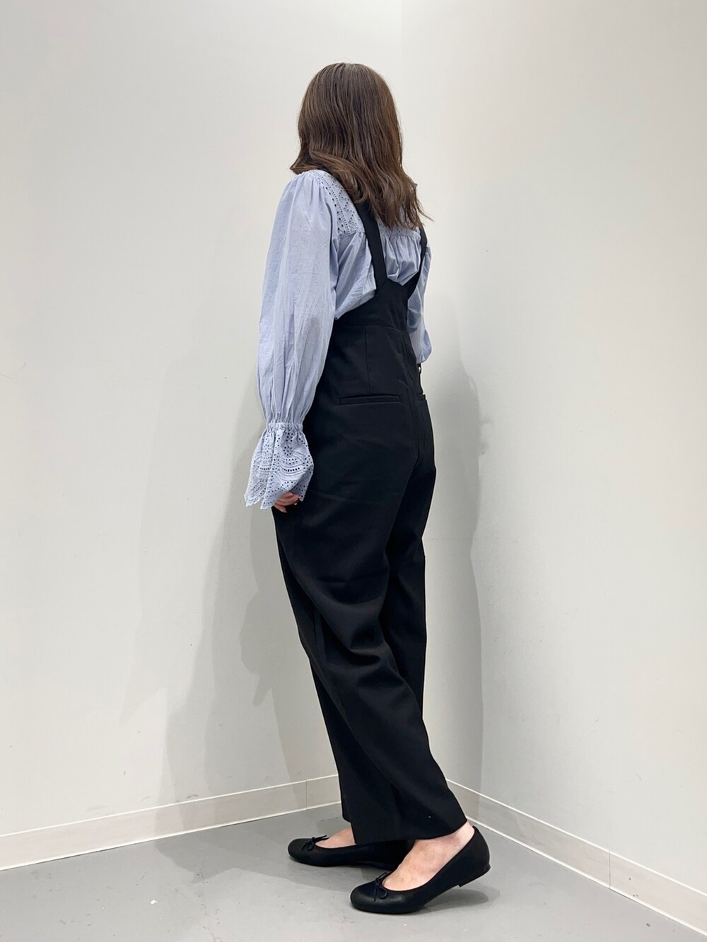 ブルー系のサロペット/オーバーオール、ブルー系のトップス、ブラック系のバレエシューズを着用したレディースの夏コーディネートの4枚目の写真