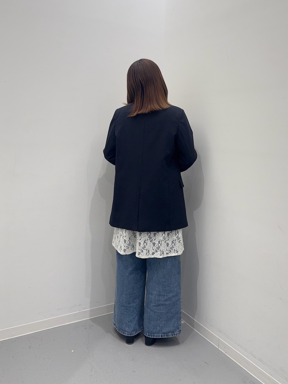 ブルー系のその他アウター、ホワイト系のキャミソールを着用したレディースの冬コーディネートの2枚目の写真