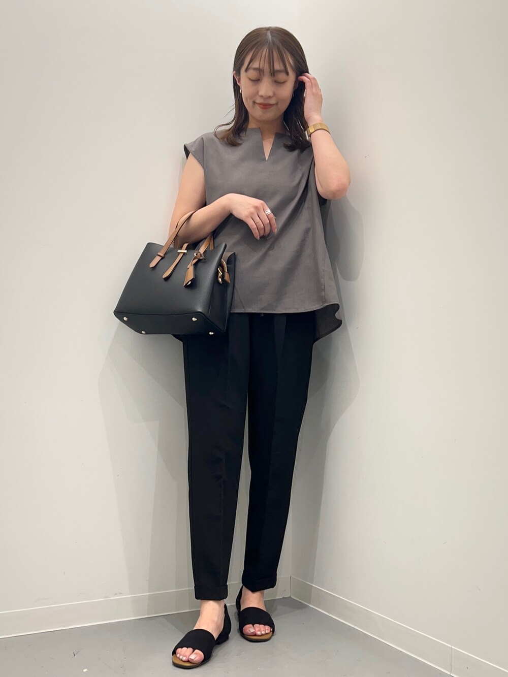 グレー系のシャツ/ブラウス、ブラック系のその他パンツを着用したレディースの夏コーディネートの6枚目の写真