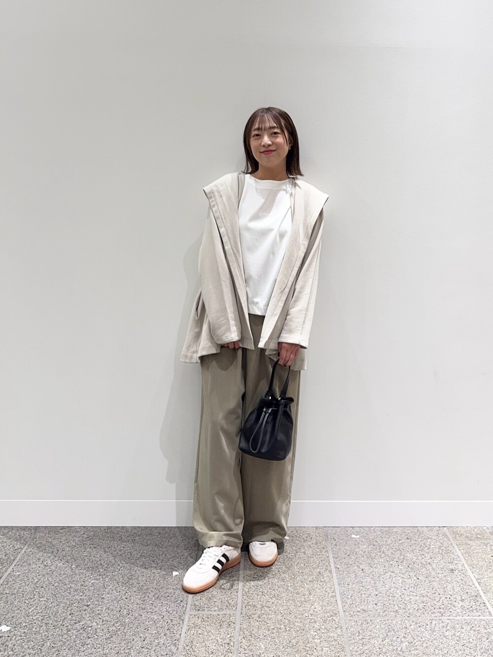 ホワイト系のTシャツ/カットソー、ベージュ系のカーディガン/ボレロ、ベージュ系のその他パンツを着用したレディースの秋コーディネートの2枚目の写真