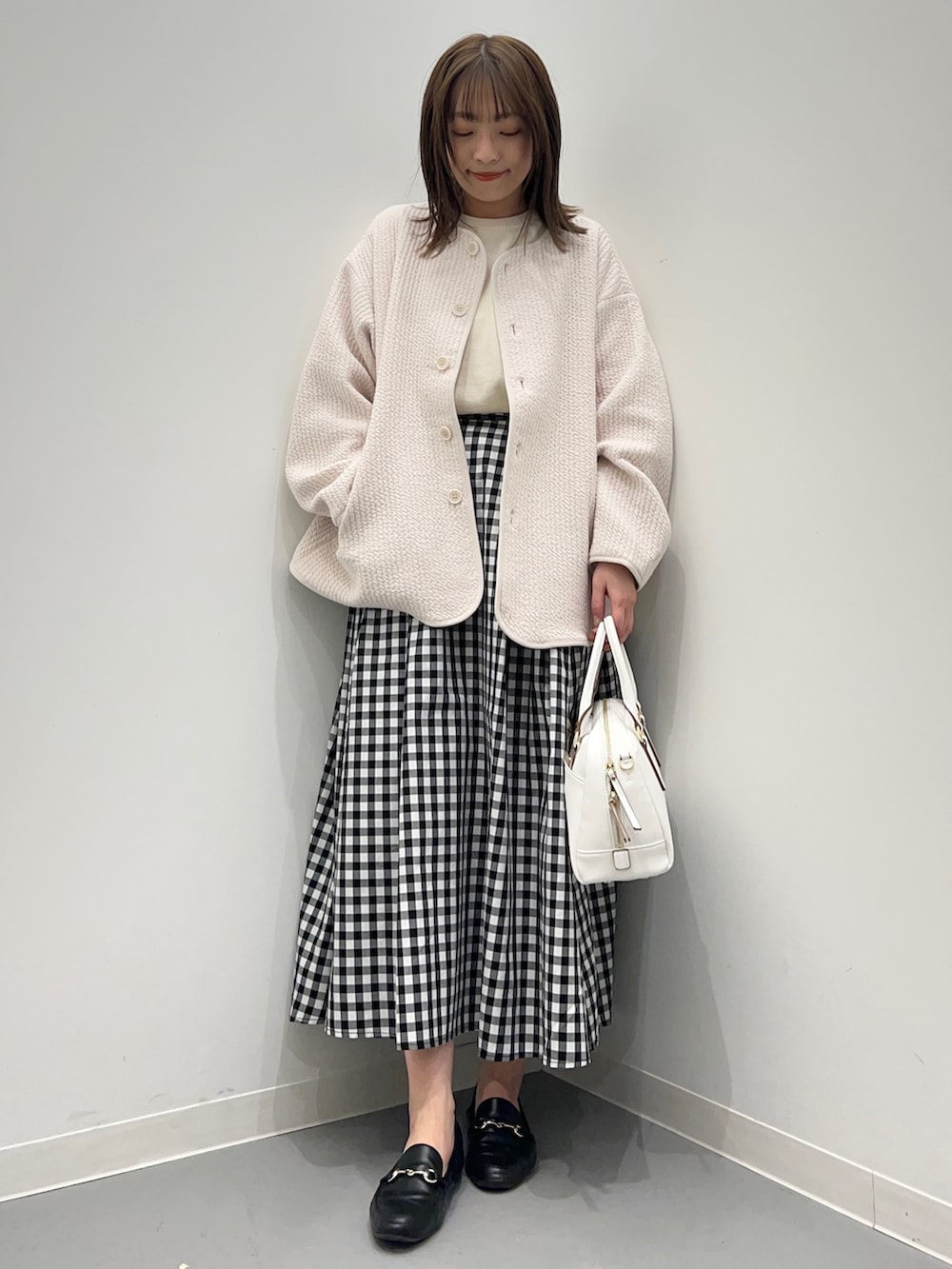 その他のスカート、ホワイト系のノーカラージャケット、ホワイト系のニット/セーターを着用したレディースの春コーディネートの3枚目の写真