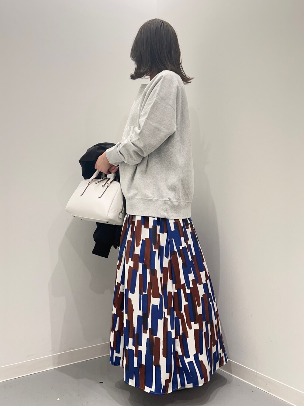 「きれいめカジュアル、お出かけコーデ、カジュアルコーデ、お洒落さんとつながりたい、春服みてみて、大人カジュアル、#春コーデ」｜「URBAN RESEARCHのVintage logo sweat（スウェット、グレー系）」を使った、maikoさん（レディース・154cm）の春コーディネートの7枚目の写真