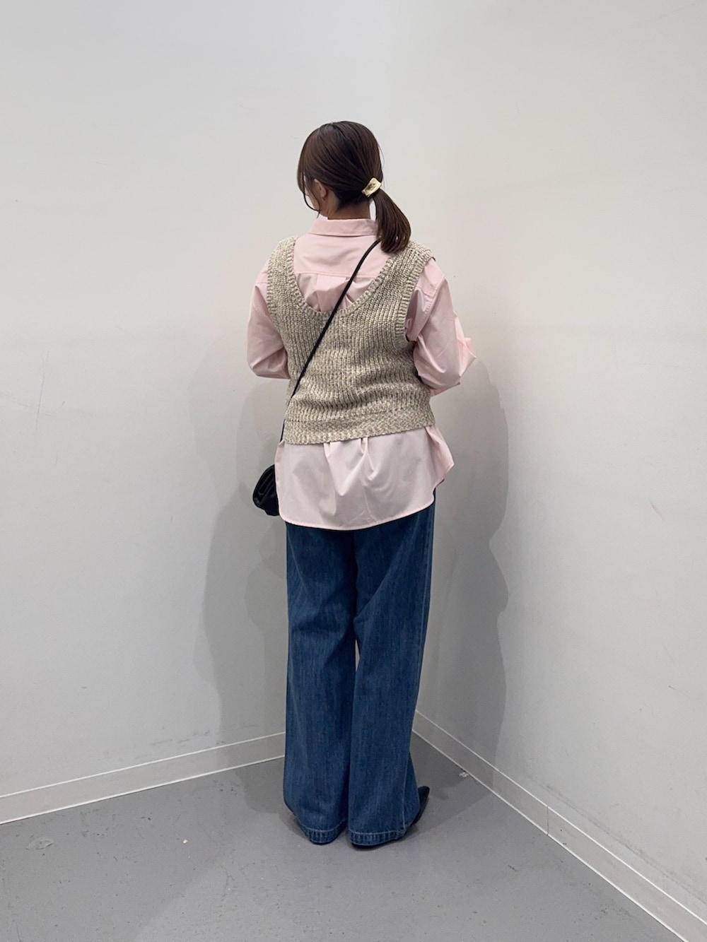 ピンク系のシャツ/ブラウス、ベージュ系のベスト、ブルー系のその他パンツを着用したレディースの春コーディネートの3枚目の写真