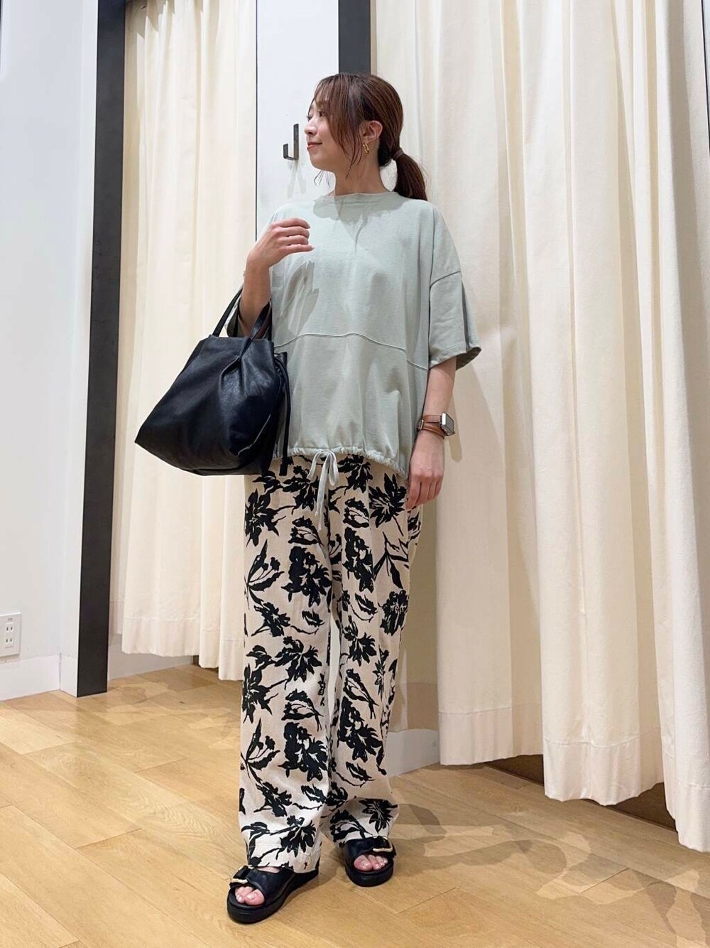 「シンプルコーデ、低身長、newarrival、休日スタイル、低身長コーデ、urstore、154cm、骨格ストレート、イエベ春、30代前半、ストレート×イエベ春、私が選ぶセールアイテム25ss、酒落見えイージーパンツ×サンダル」｜「RODE SKOのウォッシャブルミニショルダーバッグ（ショルダーバッグ、ブラック系）」を使った、maikoさん（レディース・154cm）の夏コーディネートの3枚目の写真