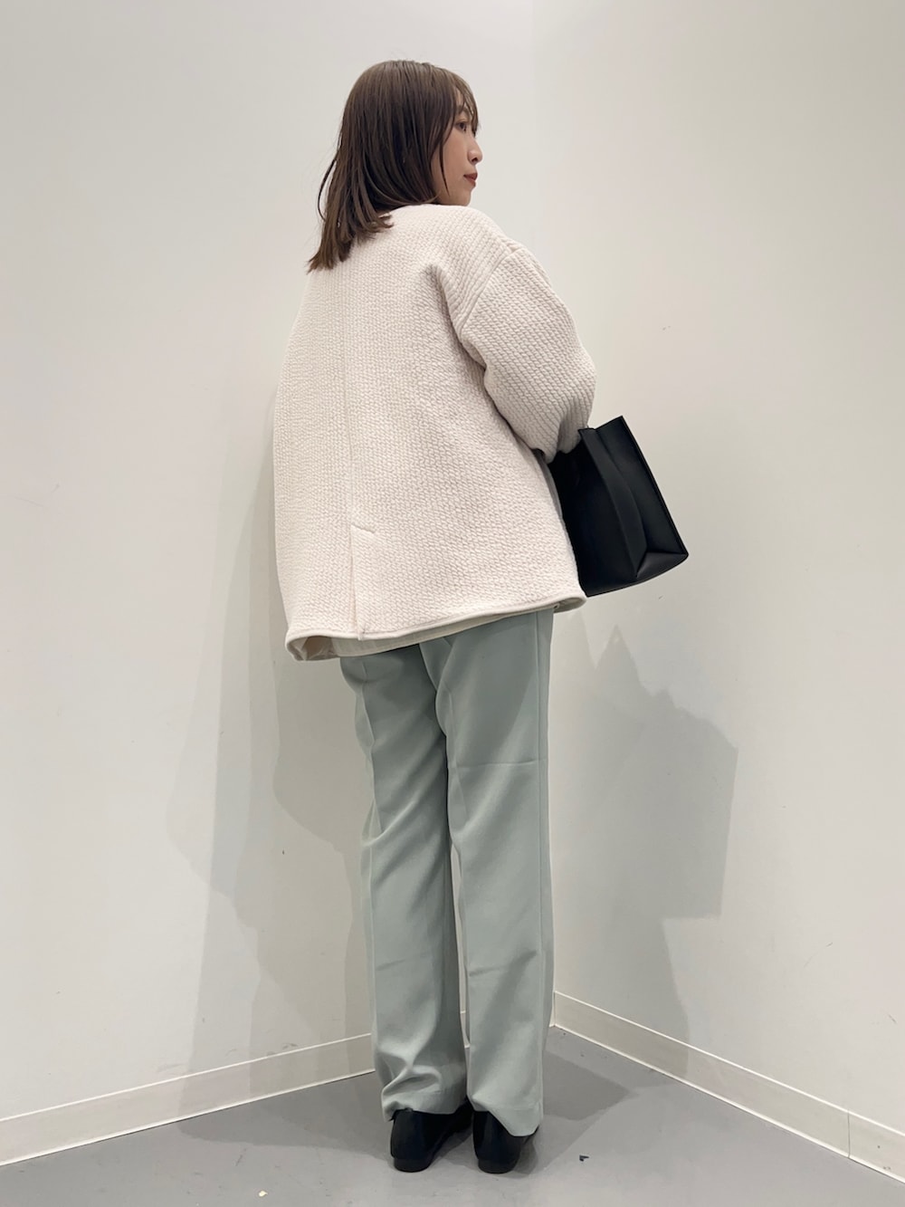 ベージュ系のシャツ/ブラウス、ホワイト系のノーカラージャケット、グリーン系のその他パンツを着用したレディースの春コーディネートの8枚目の写真