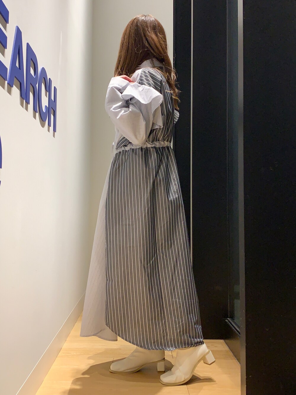 グレー系のワンピースを着用したレディースの冬コーディネートの3枚目の写真