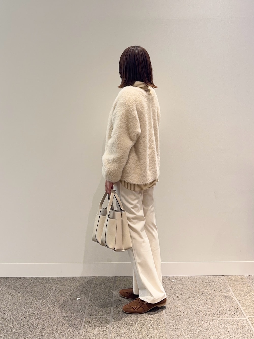 ホワイト系のカーディガン/ボレロ、その他のシャツ/ブラウス、ホワイト系のその他パンツを着用したレディースの秋コーディネートの3枚目の写真