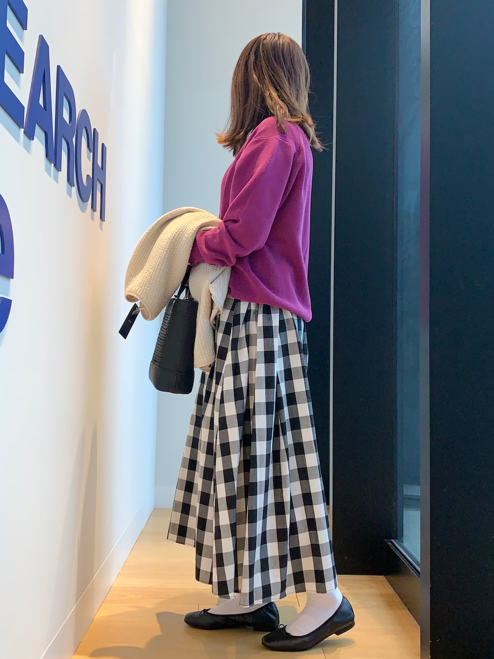 パープル系のニット/セーター、その他のスカート、ホワイト系のノーカラージャケットを着用したレディースの春コーディネートの5枚目の写真