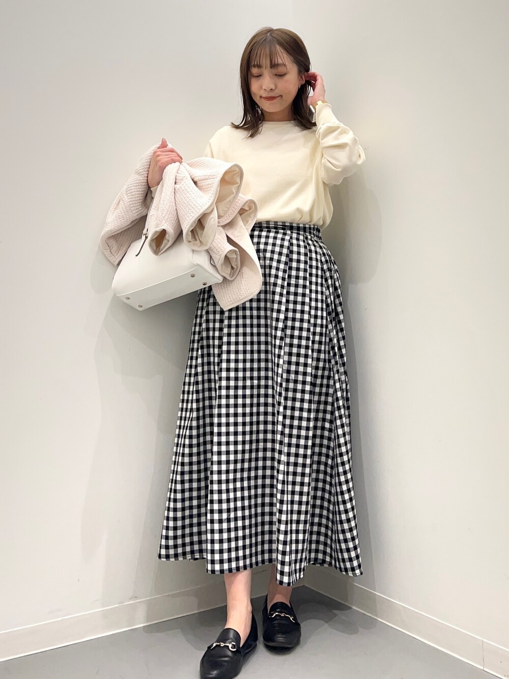 その他のスカート、ホワイト系のノーカラージャケット、ホワイト系のニット/セーターを着用したレディースの春コーディネートの5枚目の写真