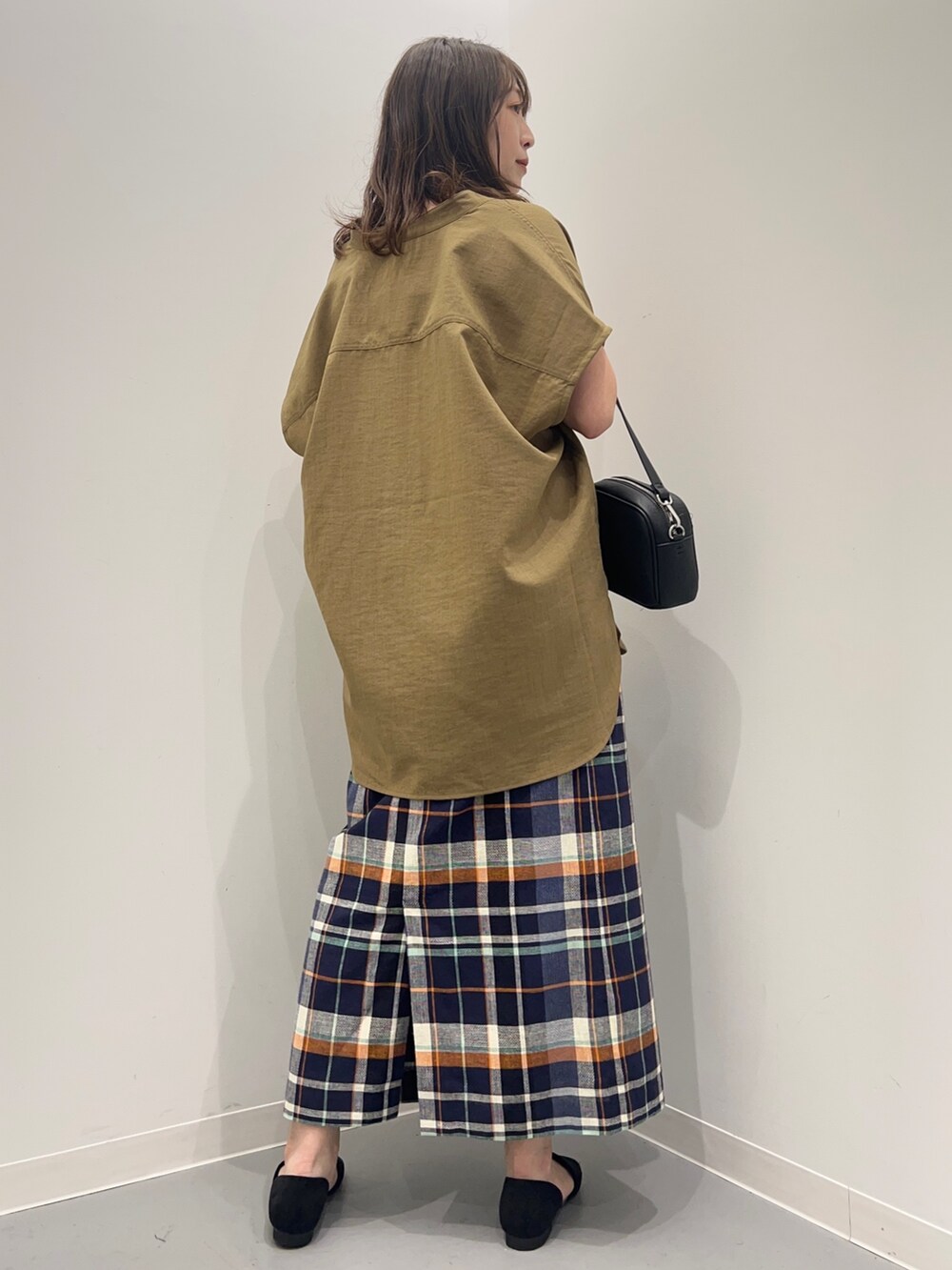 ベージュ系のシャツ/ブラウス、ブルー系のスカート、ブラック系のサンダルを着用したレディースの夏コーディネートの5枚目の写真