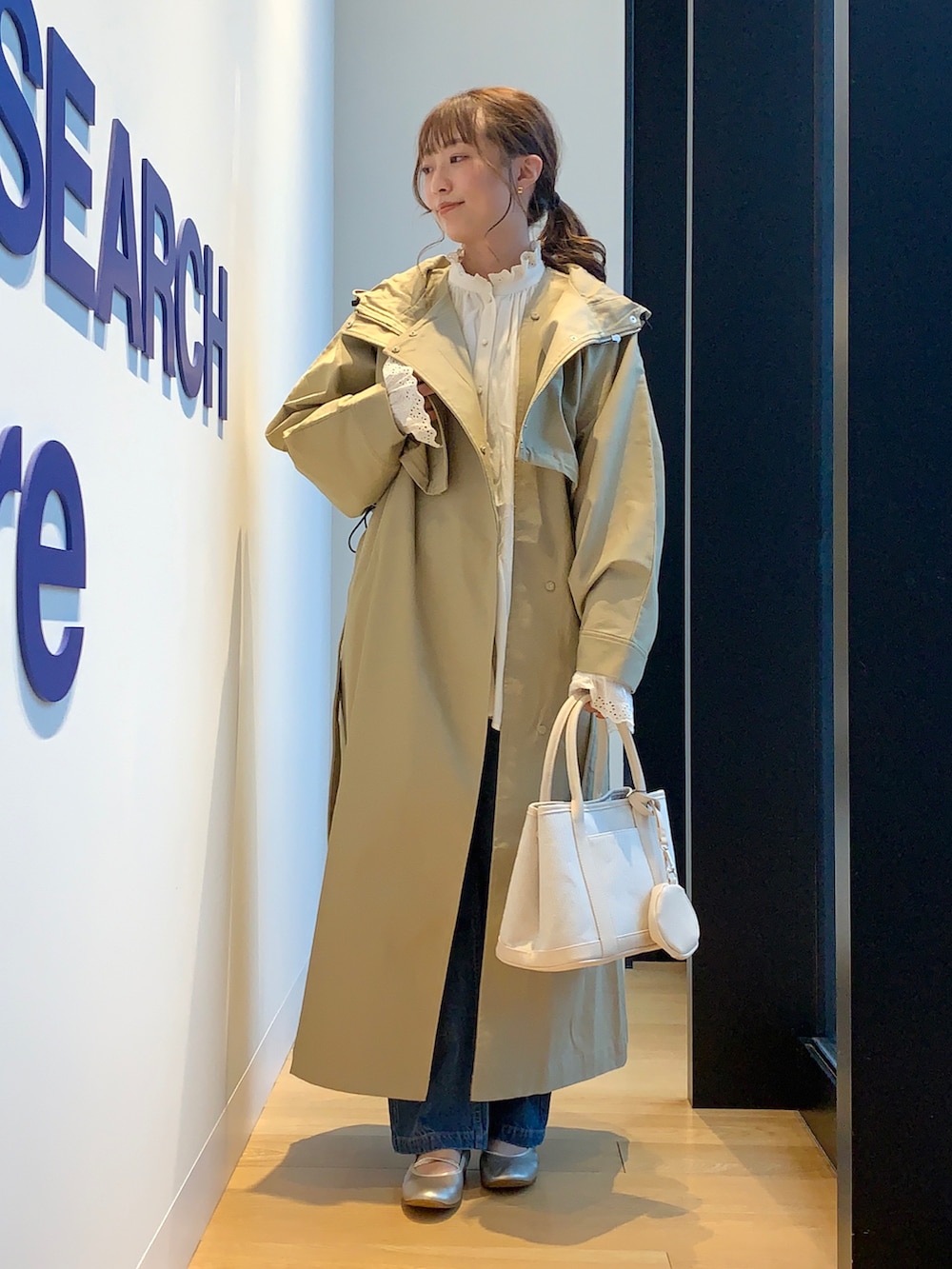 ベージュ系のその他アウター、ブルー系のデニムパンツ、ホワイト系のシャツ/ブラウスを着用したレディースの冬コーディネートの5枚目の写真