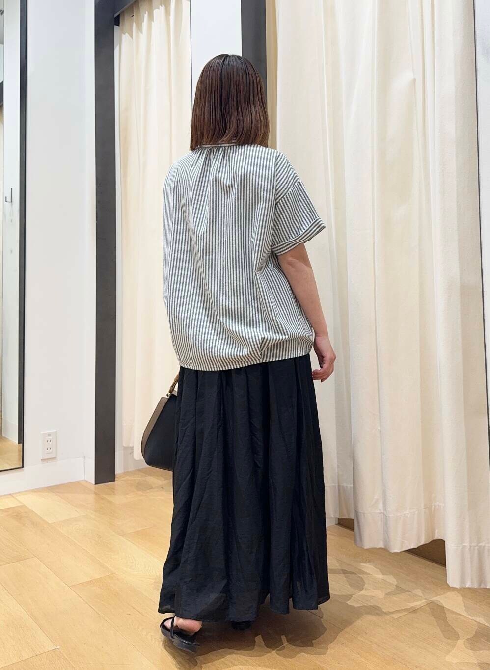 ブラック系のサンダル、ブラック系のハンドバッグ、ブラック系のスカートを着用したレディースの夏コーディネートの3枚目の写真