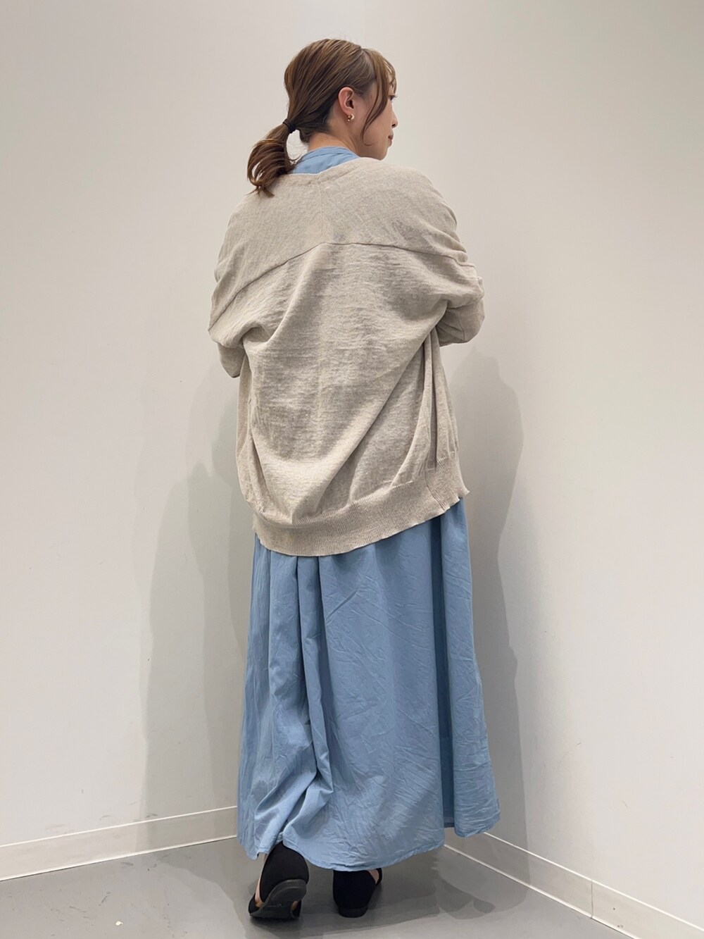 ブルー系のワンピース、ベージュ系のかごバッグ、ベージュ系のカーディガン/ボレロを着用したレディースの春コーディネートの9枚目の写真