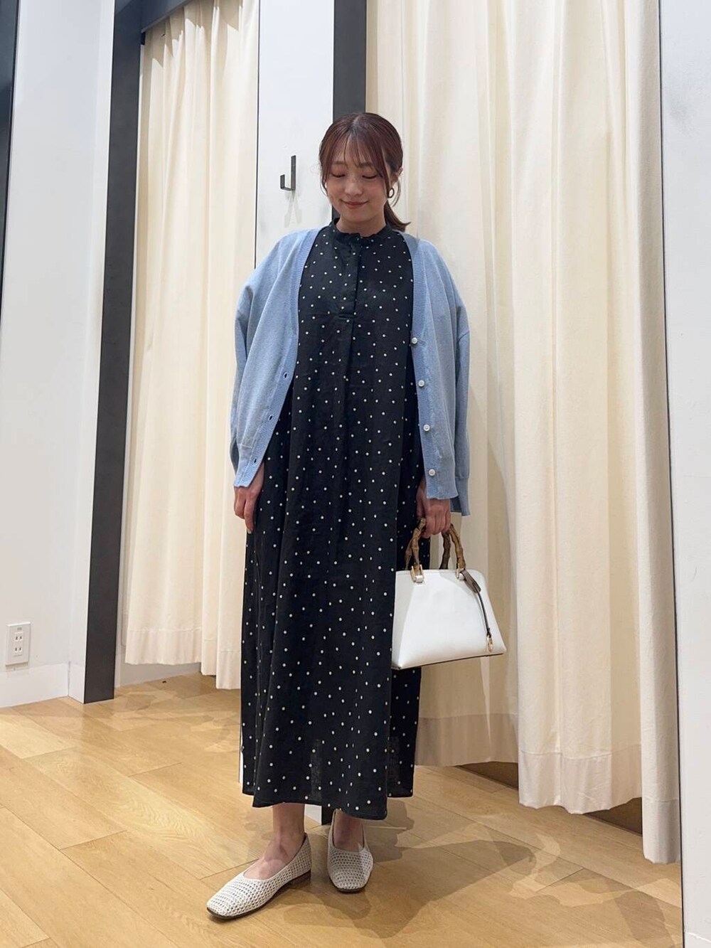 「シンプルコーデ、低身長、newarrival、休日スタイル、低身長コーデ、ワンピースコーデ、urstore、154cm、旅行コーデ、骨格ストレート、イエベ春、30代前半、ストレート×イエベ春、ワンピース✕低身長」｜「URBAN RESEARCH DOORSのリネンドットフレアワンピース（ワンピース、ブラック系）」を使った、maikoさん（レディース・154cm）の夏コーディネートの2枚目の写真