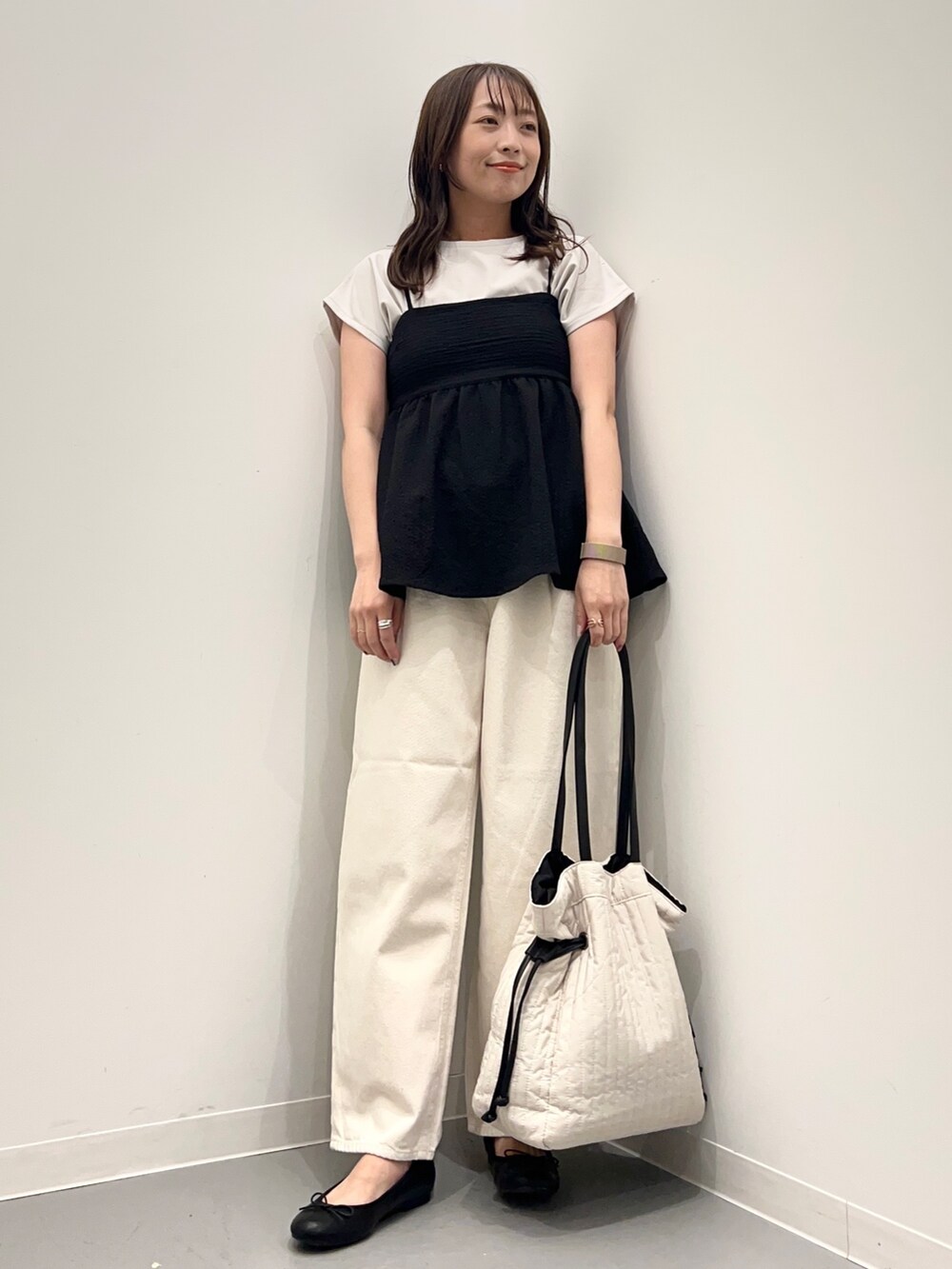 ブラック系のその他トップス、ホワイト系のデニムパンツ、グレー系のTシャツ/カットソーを着用したレディースの夏コーディネートの5枚目の写真