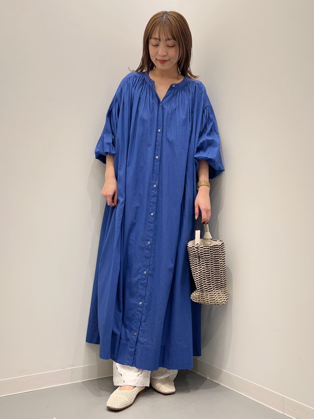 ブルー系のワンピース、ホワイト系のその他パンツ、ブラック系のショルダーバッグを着用したレディースの春コーディネートの3枚目の写真