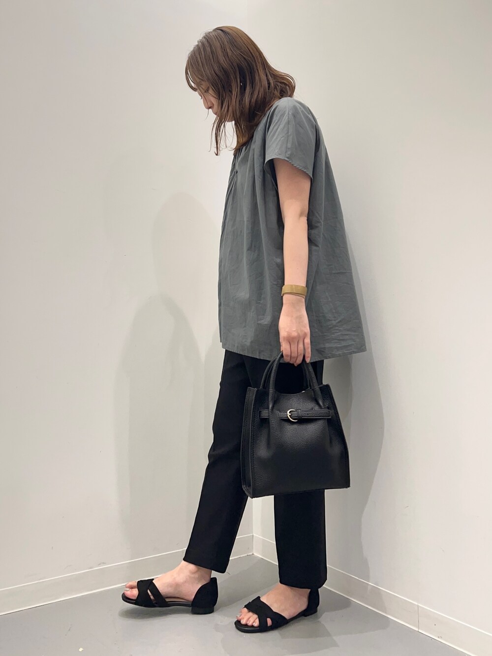 グリーン系のシャツ/ブラウス、ブラック系のその他パンツを着用したレディースの夏コーディネートの4枚目の写真