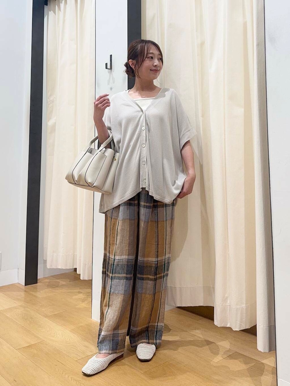 「シンプルコーデ、低身長、newarrival、休日スタイル、低身長コーデ、urstore、154cm、骨格ストレート、イエベ春、30代前半、ストレート×イエベ春、夏の涼しげパンツコーデ」｜「RODE SKOのプチダブルポケットトートバッグ（トートバッグ、ホワイト系）」を使った、maikoさん（レディース・154cm）の夏コーディネートの2枚目の写真