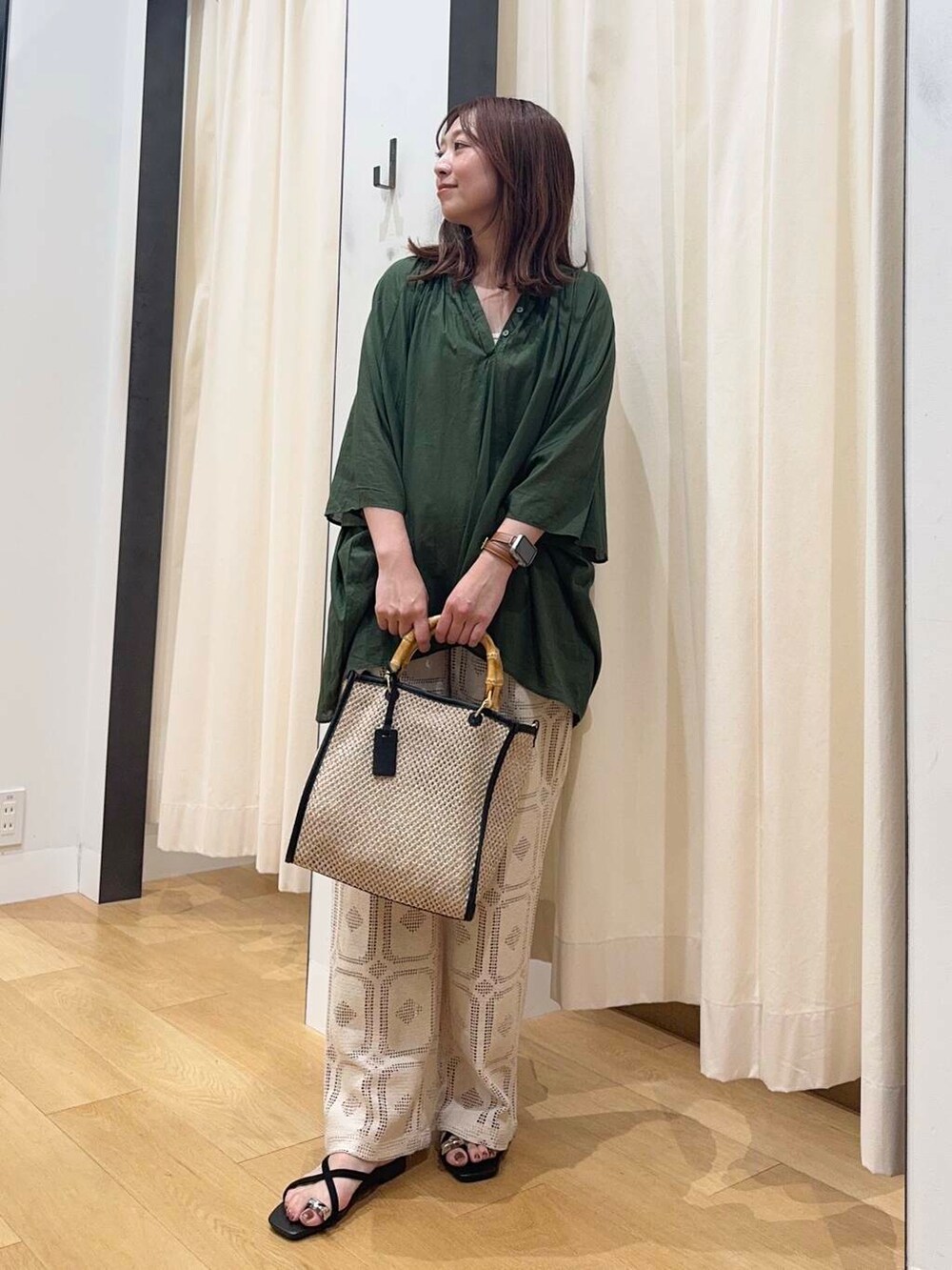 グリーン系のシャツ/ブラウス、ベージュ系のその他パンツ、ブラック系のショルダーバッグを着用したレディースの夏コーディネートの2枚目の写真