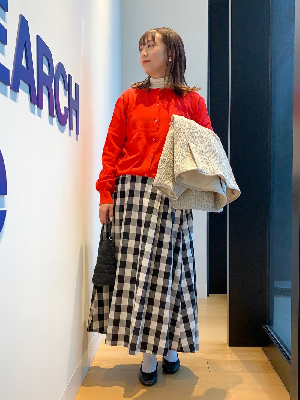 グレー系のノーカラージャケット、その他のスカート、レッド系のカーディガン/ボレロを着用したレディースの春コーディネートの5枚目の写真