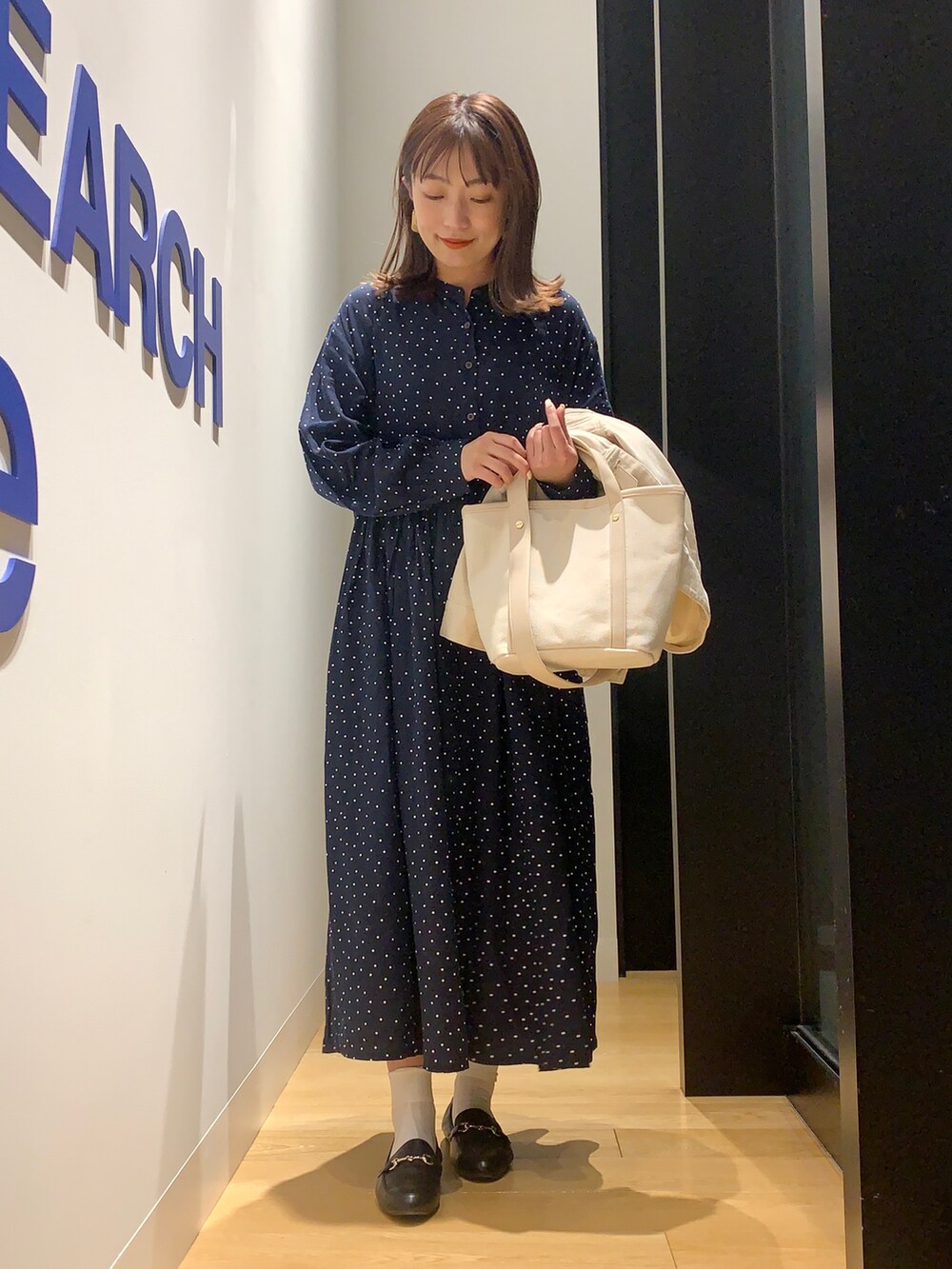 「RODE SKOの【MADE IN JAPAN】ELLA やわビットローファー（ローファー、ブラック系）」を使った、maikoさん（レディース・154cm）の春コーディネートの4枚目の写真