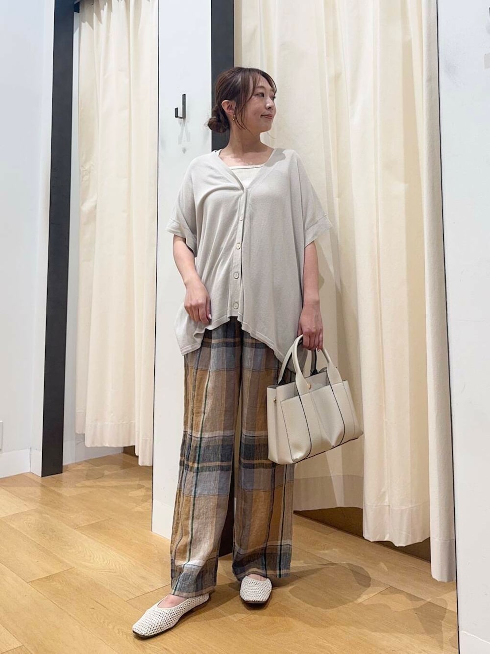 「シンプルコーデ、低身長、newarrival、休日スタイル、低身長コーデ、urstore、154cm、骨格ストレート、イエベ春、30代前半、ストレート×イエベ春、夏の涼しげパンツコーデ」｜「RODE SKOのプチダブルポケットトートバッグ（トートバッグ、ホワイト系）」を使った、maikoさん（レディース・154cm）の夏コーディネートの5枚目の写真