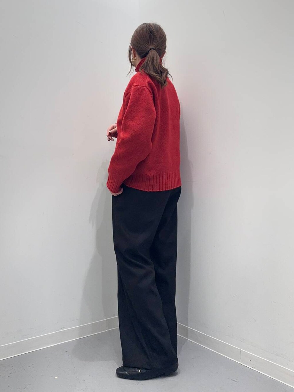 ブラック系のローファー、ブラック系のトートバッグ、レッド系のニット/セーターを着用したレディースの冬コーディネートの3枚目の写真