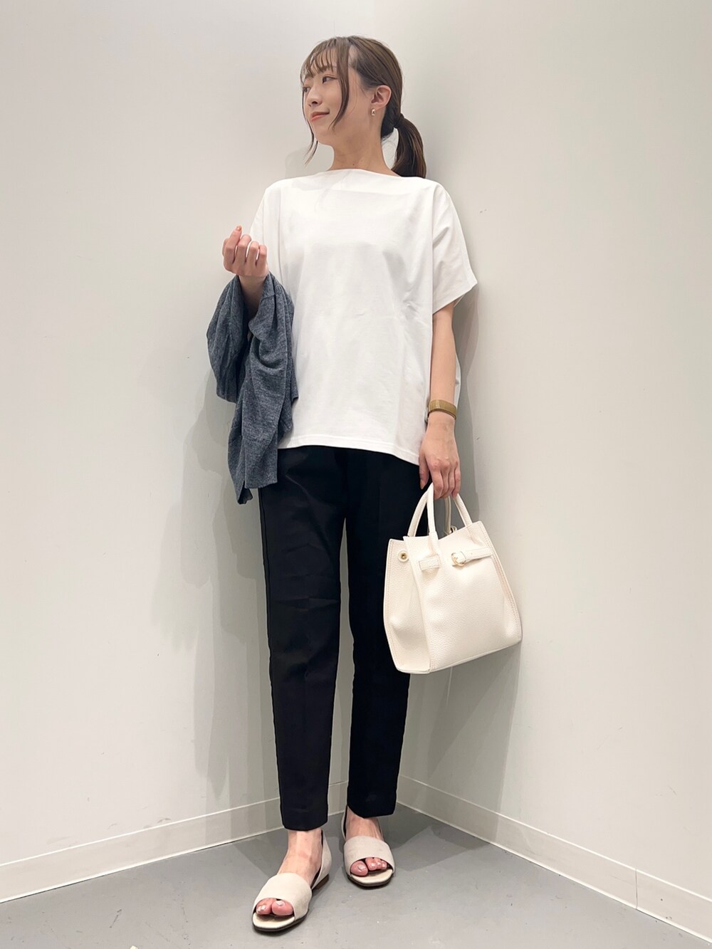 ホワイト系のTシャツ/カットソー、ブルー系のカーディガン/ボレロ、ブラック系のその他パンツを着用したレディースの夏コーディネートの9枚目の写真