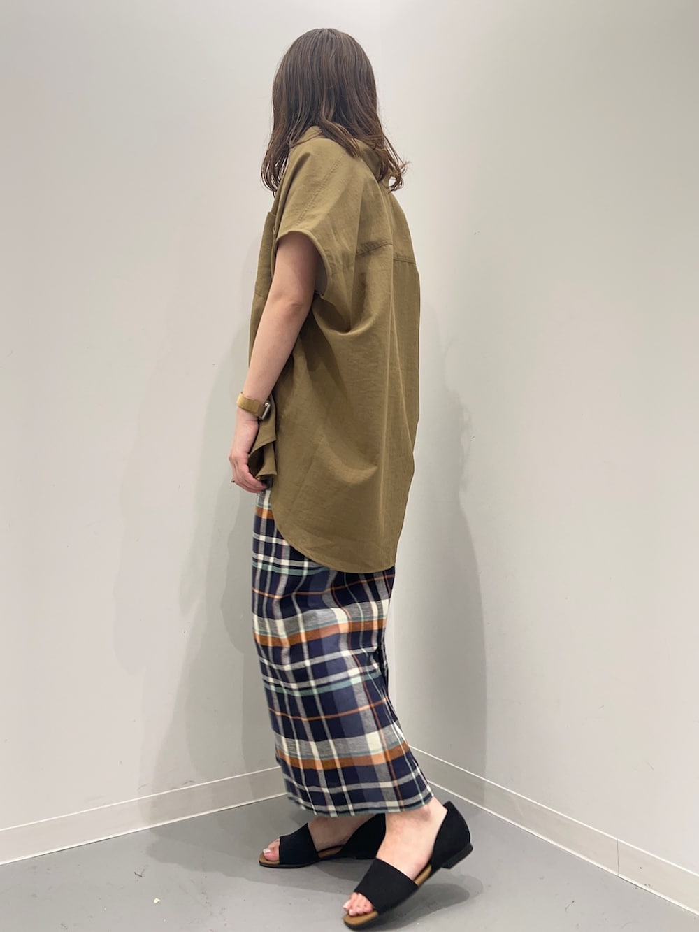 ベージュ系のシャツ/ブラウス、ブルー系のスカート、ブラック系のサンダルを着用したレディースの夏コーディネートの4枚目の写真