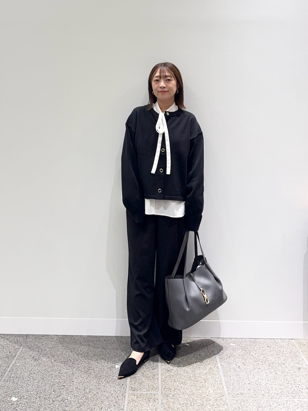 ブラック系のカーディガン/ボレロ、ホワイト系のシャツ/ブラウス、ブラック系のその他パンツを着用したレディースの秋コーディネートの3枚目の写真