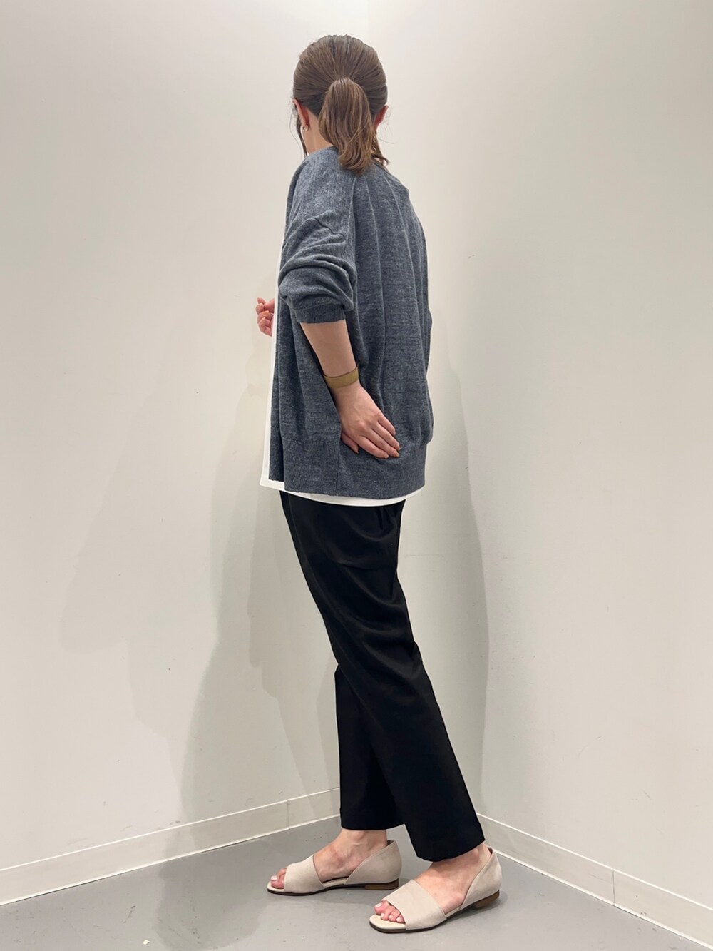 ホワイト系のTシャツ/カットソー、ブルー系のカーディガン/ボレロ、ブラック系のその他パンツを着用したレディースの夏コーディネートの3枚目の写真