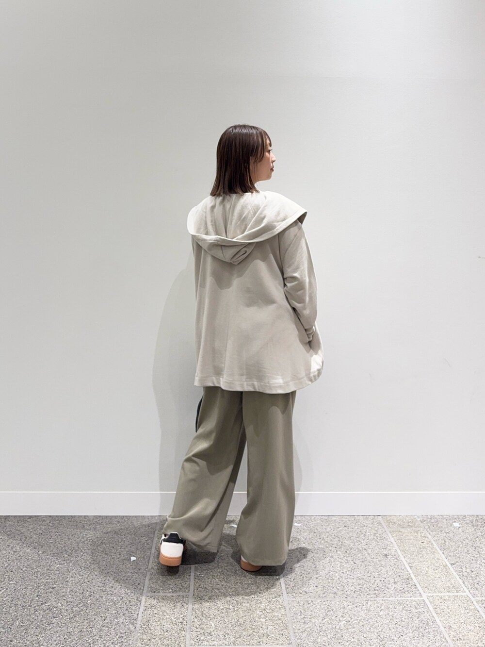 ホワイト系のTシャツ/カットソー、ベージュ系のカーディガン/ボレロ、ベージュ系のその他パンツを着用したレディースの秋コーディネートの4枚目の写真