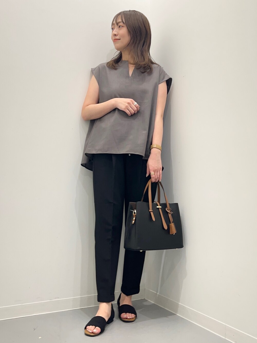 グレー系のシャツ/ブラウス、ブラック系のその他パンツを着用したレディースの夏コーディネートの5枚目の写真