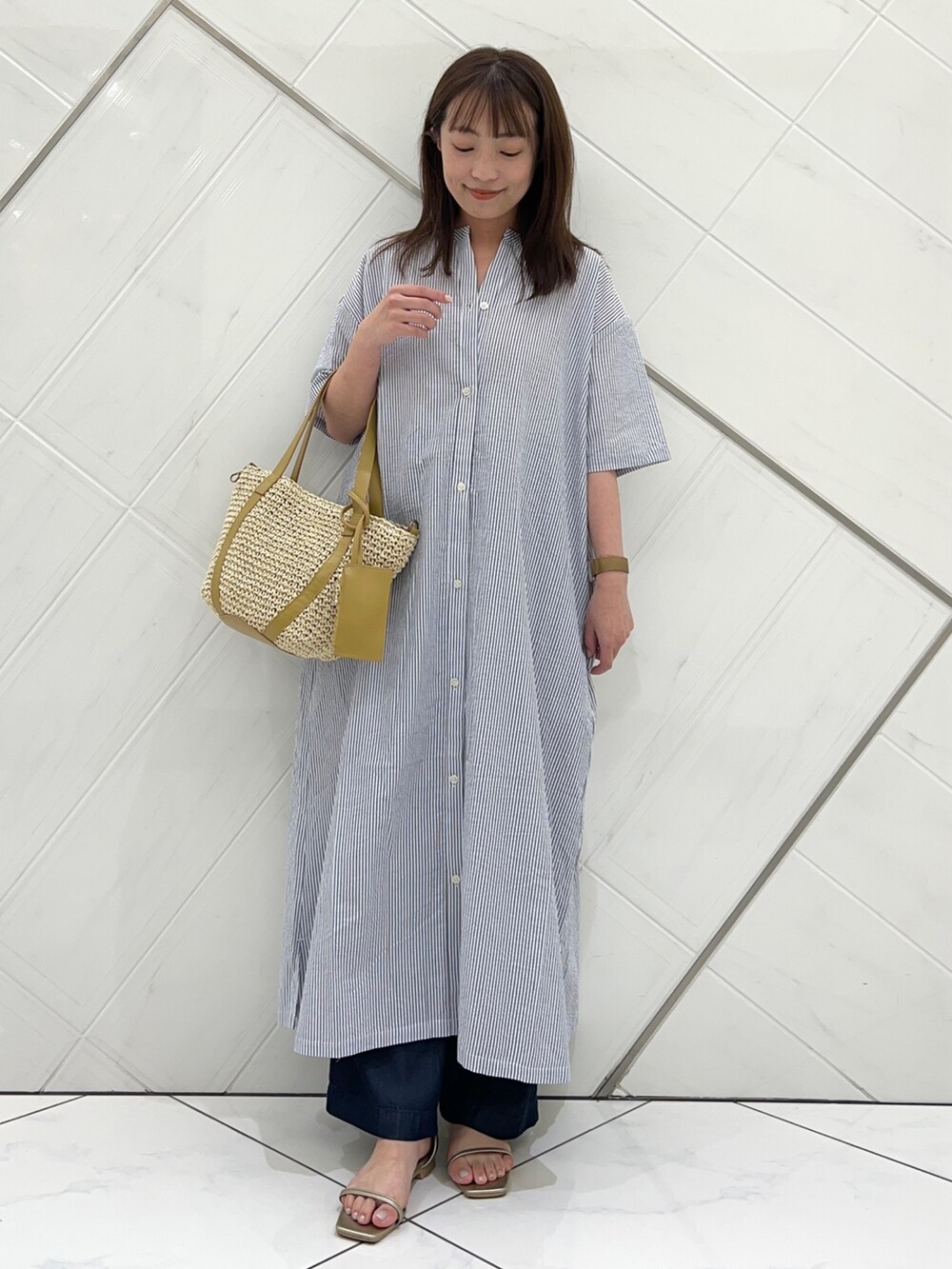 ブルー系のワンピース/ドレス、ブルー系のその他パンツ、ゴールド系のサンダルを着用したレディースの夏コーディネートの5枚目の写真