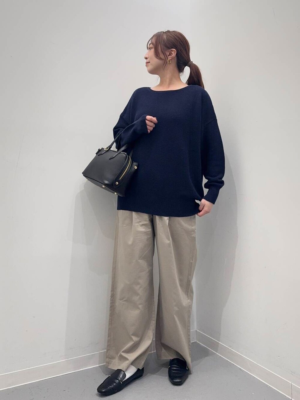 ブラック系のローファー、ベージュ系のその他パンツ、ブラック系のトートバッグを着用したレディースの春コーディネートの2枚目の写真