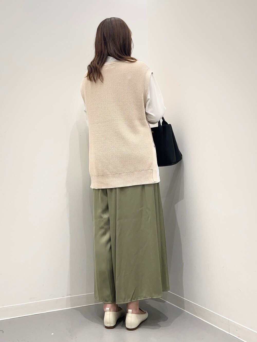 ホワイト系のベスト、グリーン系のその他パンツ、ベージュ系のTシャツ/カットソーを着用したレディースの夏コーディネートの5枚目の写真