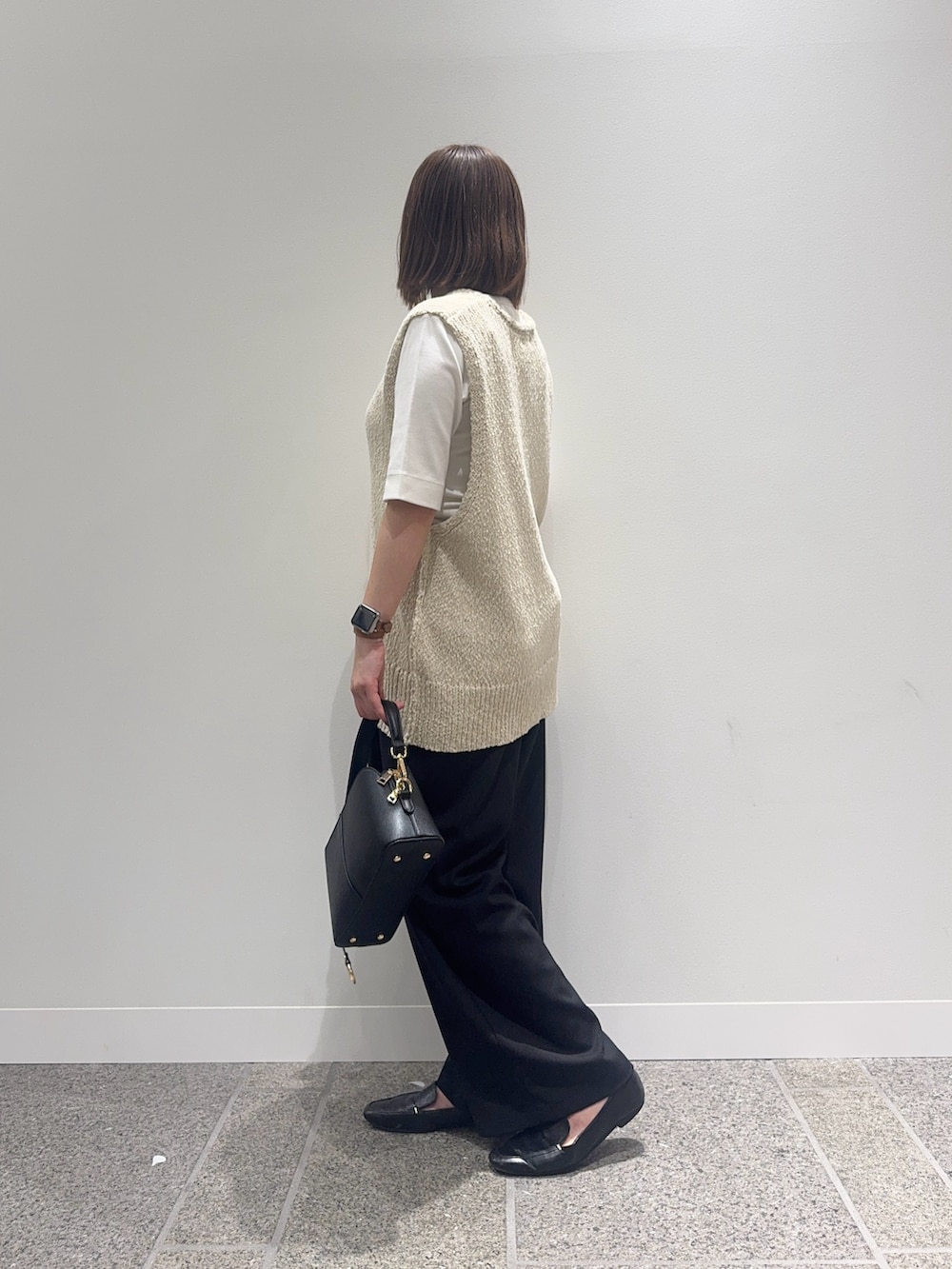 「秋服準備はじめました、レイヤードスタイル、ニットベスト、初秋のパンツスタイル、urstore、低身長コーデ、低身長、154cm、154cmコーデ」｜「URBAN RESEARCH DOORSのコットンブークレ深Vベスト（ベスト、ベージュ系）」を使った、maikoさん（レディース・154cm）の秋コーディネートの3枚目の写真